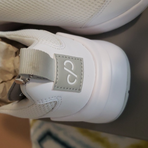 WomensPuma/FemmesSn3akers - Picture 4 of 10